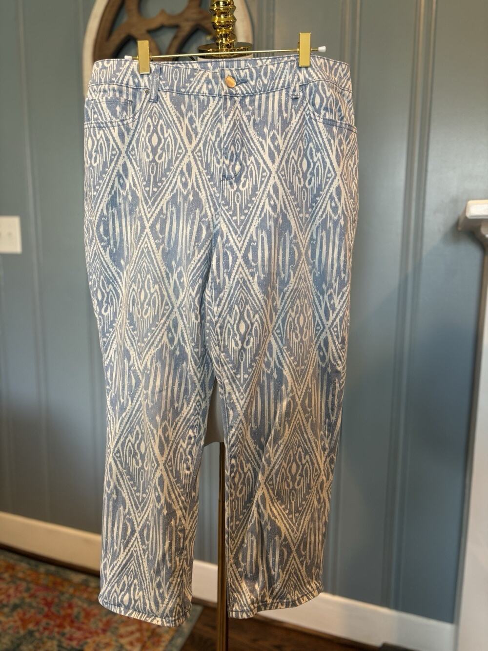Chico’s Platinum Dressy Ikat Pattern Light Blue & Cream Jeans Size 1 8/10 Med